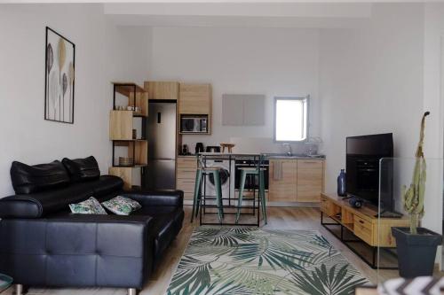 a living room with a couch and a kitchen at Perpignan Centre : Superbe appartement en Roof-top in Perpignan