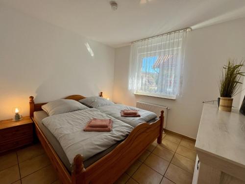 1 dormitorio con 1 cama con 2 toallas en Ferienwohnung Wanderkönig en Schierke
