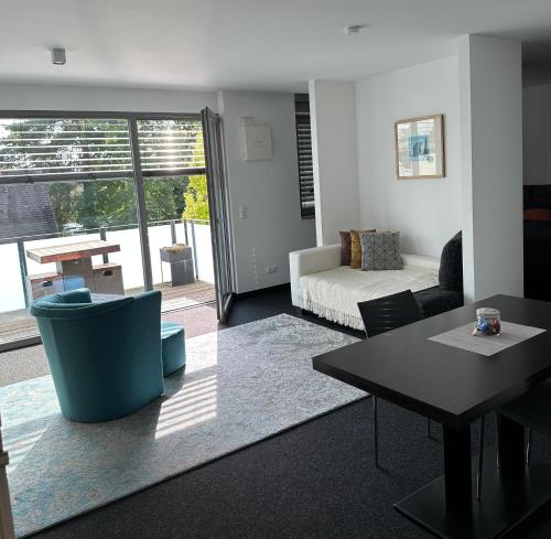 uma sala de estar com um sofá e uma mesa em Zimmer - Modernes Apartment mit 45 qm. em Straubing