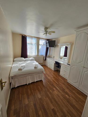 1 dormitorio con 1 cama y TV en Silver rooms, en Edmonton