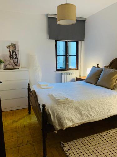 a bedroom with a bed and a window at Grandma's Carolina Villa in Sul