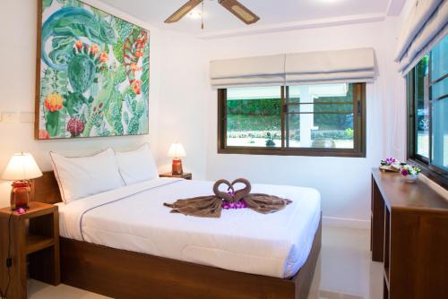 1 dormitorio con 1 cama con arco en Villa Stella 16 Santi Thani Maenam, en Nathon Bay
