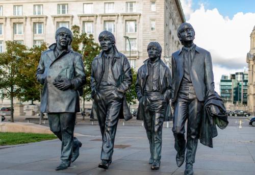 eine Statue von vier Musikern, die vor einem Gebäude spazieren in der Unterkunft Holiday Inn Express Liverpool - Central, an IHG Hotel in Liverpool
