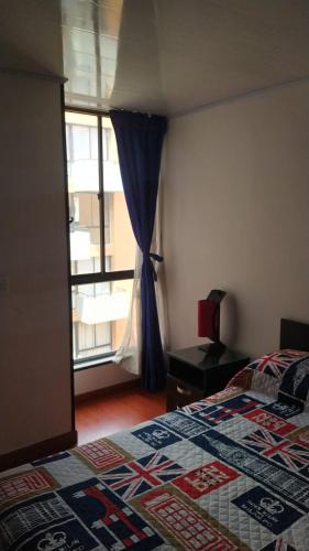 een slaapkamer met een bed en een raam bij Apartamento Conjunto Residencial Yerbabuena in Soacha