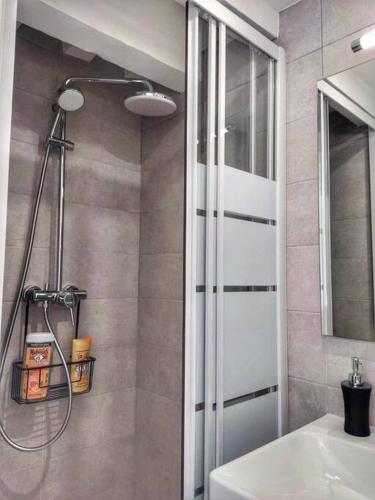 une salle de bain avec douche et lavabo dans l'établissement Au p'tit Lagny - rue piétonne, à Lagny-sur-Marne