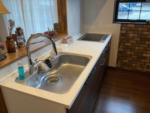 a kitchen with a sink and a counter top at レンタルヴィラ岐阜各務原-8名宿泊可-ペット可 in Kakamigahara