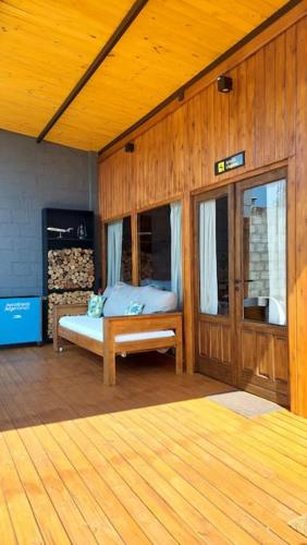 een slaapkamer met een bed in een houten kamer bij Aerohouse in Posadas