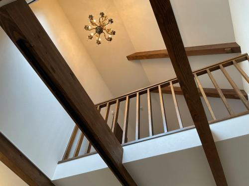 a staircase with a chandelier in a house at レンタルヴィラ岐阜各務原-8名宿泊可-ペット可 in Kakamigahara