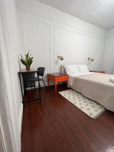 1 dormitorio con cama, mesa y escritorio en Ysabel, en Nueva York