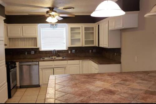 Η κουζίνα ή μικρή κουζίνα στο Tranquil Getaway near Downtown Nederland Tx