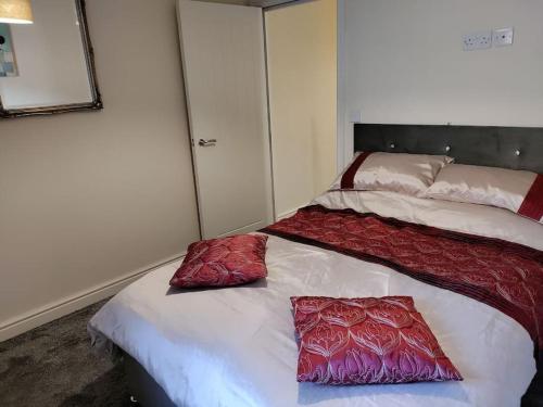 two beds sitting next to each other in a room at Droitwich Spa centre apartment in Droitwich