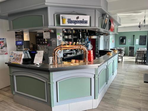 un bar dans un restaurant avec comptoir dans l'établissement LE RELAIS DES HAYONS, à Esclavelles