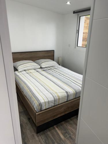 拉戈德的住宿－VILLA DE VACANCES AVEC JARDIN PRIVÉ，一间卧室设有一张床和一个窗口