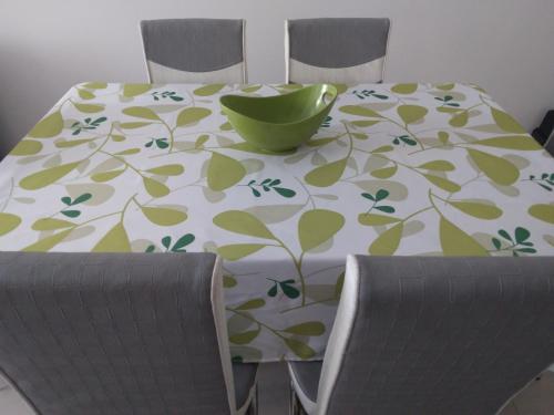 een tafel met een groene kom erop bij Green Apartman in Paraćin