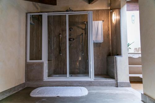 a shower with a glass door in a bathroom at Cadgal - Tenuta La Cova in Calamandrana