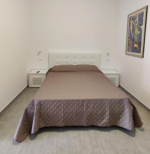 - un grand lit dans une chambre avec 2 tables de chevet dans l'établissement Il Cardinale, à Reggio de Calabre