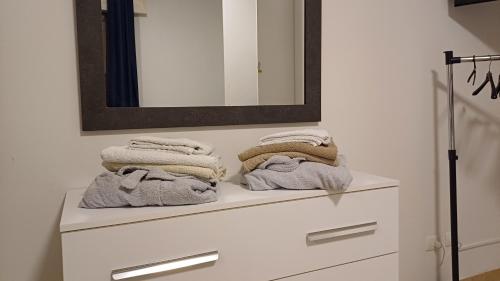 un armario blanco con toallas encima en Casa Belvedere en Foiano della Chiana