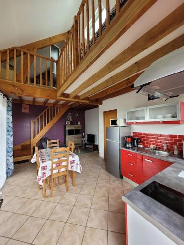 une cuisine avec une table et une salle à manger dans l'établissement Le Charme Normand, à Norville