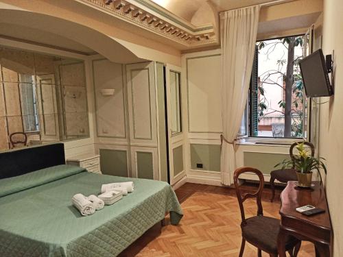una camera da letto con un letto verde e asciugamani di Domina Popolo a Roma