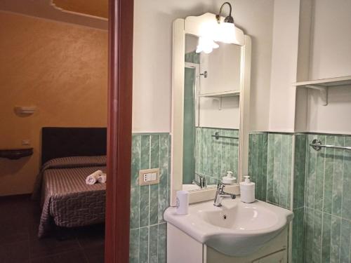 y baño con lavabo y espejo. en Domina Popolo, en Roma