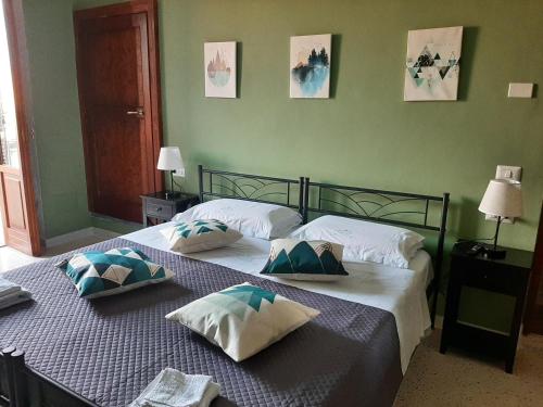 RoccamandolfiにあるB&B Vivilmateseのベッドルームに枕付きのベッド2台が備わります。