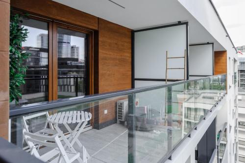 Balkón nebo terasa v ubytování Lumina apartment with parking near Muzeum Powstania