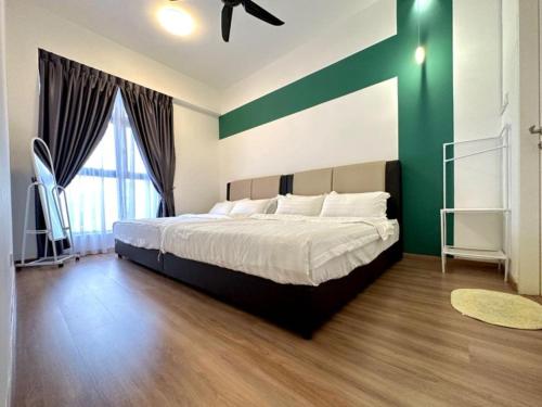 um quarto com uma cama grande e uma parede verde em Ipoh Luxurious Homestay by Comfort Home em Ipoh