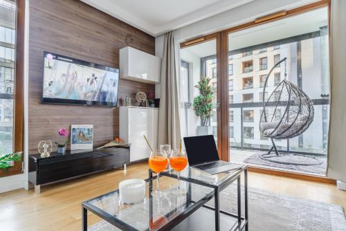 Lumina apartment with parking near Muzeum Powstania