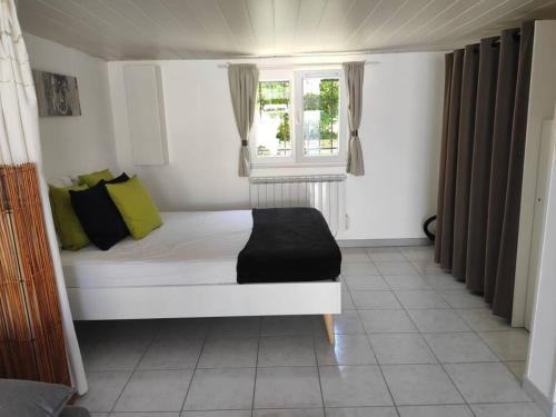 une chambre avec un lit blanc et une fenêtre dans l'établissement logement Amboise centre avec terrasse privée, à Amboise