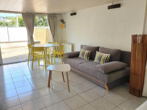 un salon avec un canapé et une table dans l'établissement logement Amboise centre avec terrasse privée, à Amboise