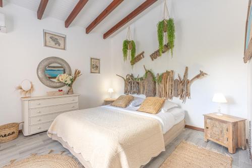 - une chambre avec un lit, une commode et un miroir dans l'établissement Villa Mahana, à Les Trois-Îlets