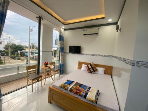 1 dormitorio con 1 cama y balcón en Hotel Việt Sang, en La Gi