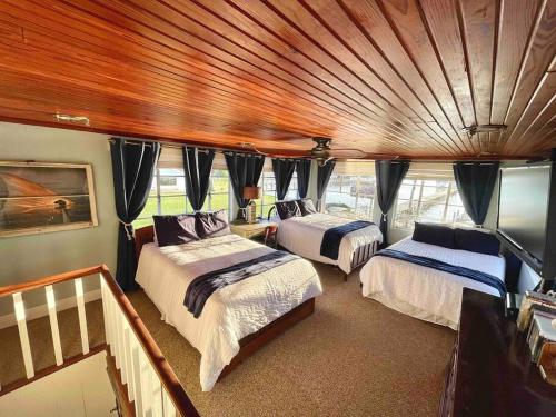 a bedroom with two beds and a wooden ceiling at The Spotted Tail in Hackberry