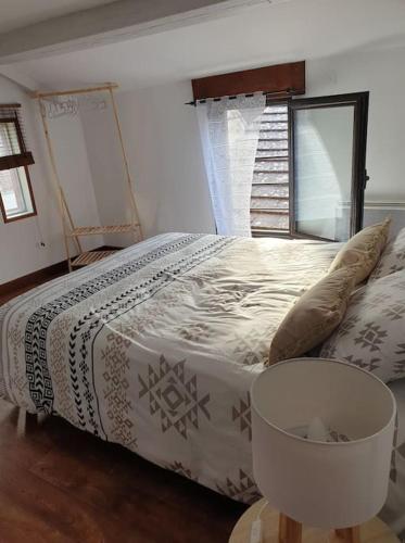 une chambre avec un lit avec un oreiller et une table dans l'établissement l'escapade, à Gasny