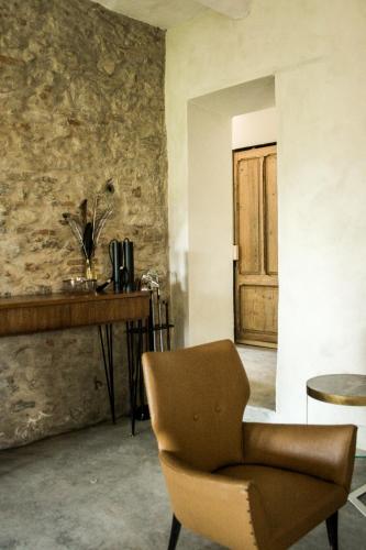 a room with a chair and a table and a door at Bnb Verdeolivo in Coriano