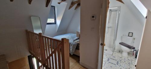 una escalera que conduce a un baño con aseo en una habitación en COCON en La Douze