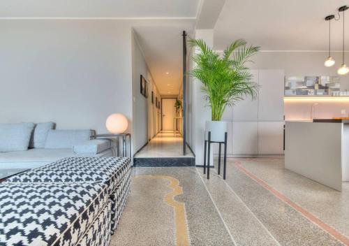 ein Wohnzimmer mit einem Bett und eine Küche in der Unterkunft Livin' Portofino GOLD in Santa Margherita Ligure