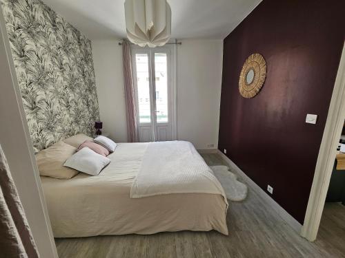 Un dormitorio con una cama grande y una ventana en Entre 2 mers, en Le Tréport