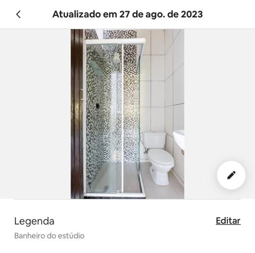 a bathroom with a shower and a toilet at Vista Espetacular em Angra dos Reis in Angra dos Reis