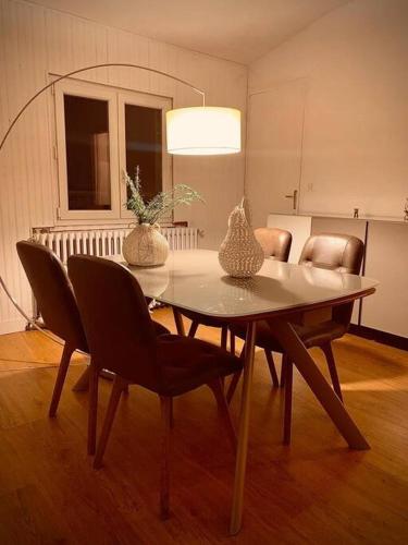 - une table à manger et des chaises dans une salle avec une table dans l'établissement Appartement agréable quartier des Grands Hommes, à Bordeaux