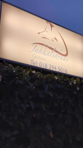un signo para el banquete de aladdin suelo melódico en Jakkalsdraai Guest House, en Potchefstroom