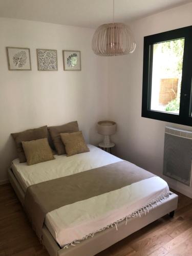 ein Schlafzimmer mit einem großen Bett und einem Fenster in der Unterkunft Chambre dans maison d'architecte in Cherbourg en Cotentin