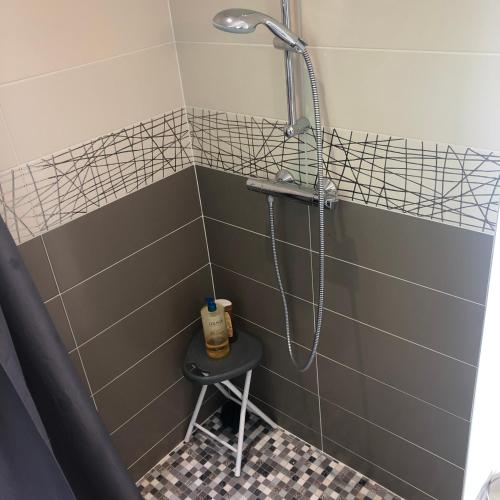 La salle de bains est pourvue d'une douche et d'un tabouret. dans l'établissement Chambre dans maison d'architecte, à Cherbourg en Cotentin