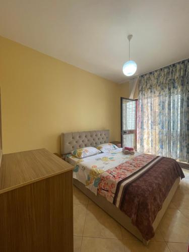 um quarto com uma cama grande e uma janela em Door Number 3 em Tirana