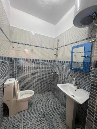 uma casa de banho com um WC e um lavatório em Door Number 3 em Tirana