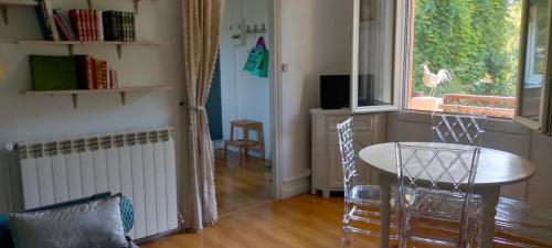 a dining room with a table and chairs and a window at Calme & Indépendance in Lourdes