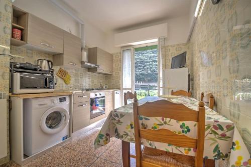 cocina con mesa y lavadora en Mariani's Home, en Finale Ligure