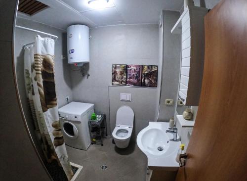 een kleine badkamer met een toilet en een wastafel bij Getaway Tirana City Center - STAYcation Apartments in Tirana