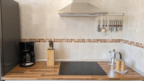 uma cozinha com um lavatório e uma bancada em Viva Piso Jerez em Jerez de la Frontera