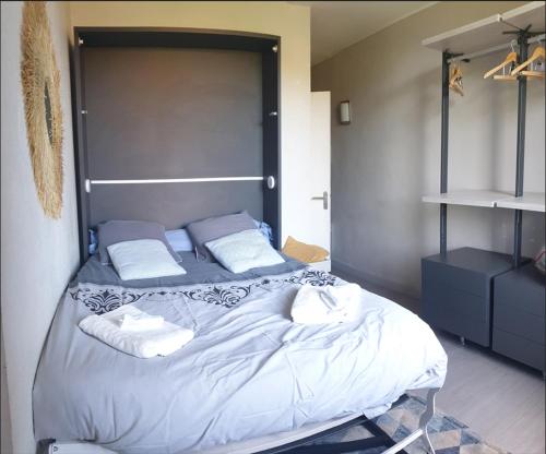 um quarto com uma cama grande e toalhas em Vue Imprenable-Studio-Montauban em Montauban